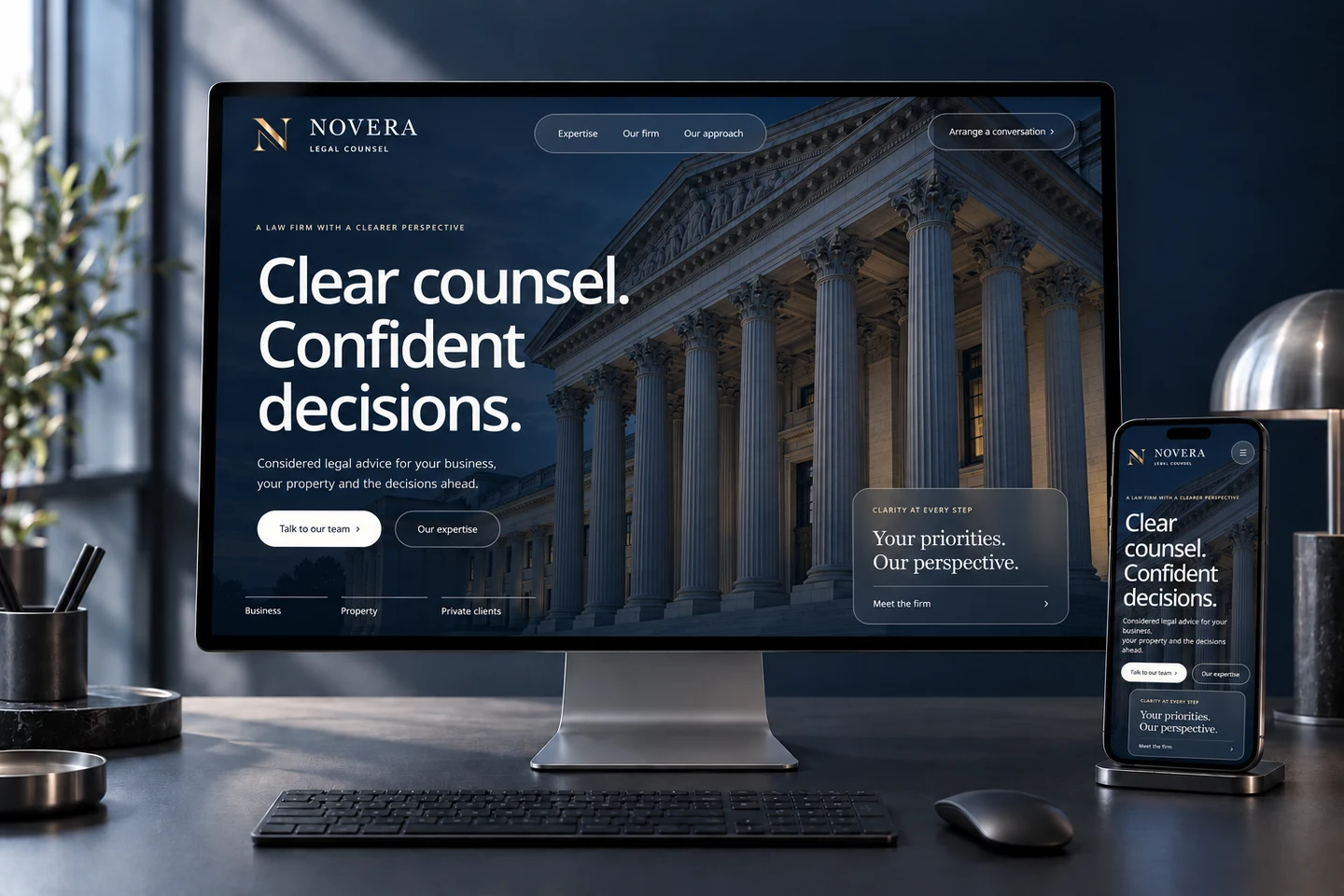 Ενδεικτικό website δικηγορικού γραφείου Novera, με κίονες και λογότυπο, σε οθόνη υπολογιστή και κινητό.